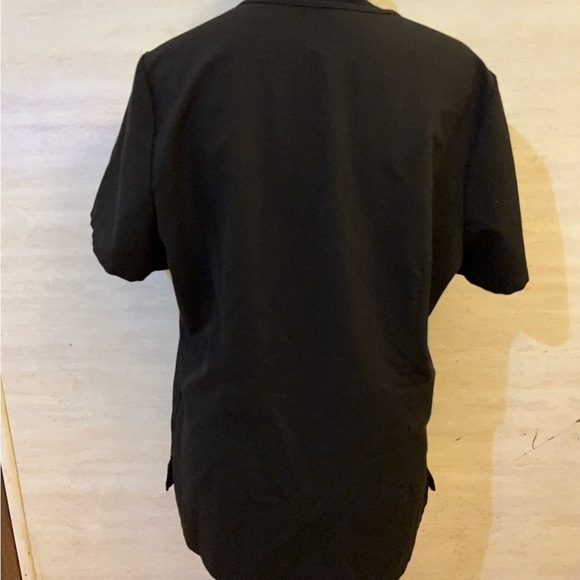 FIGS Casma Three-Pocket Scrub Top. - Picture 10 of 12